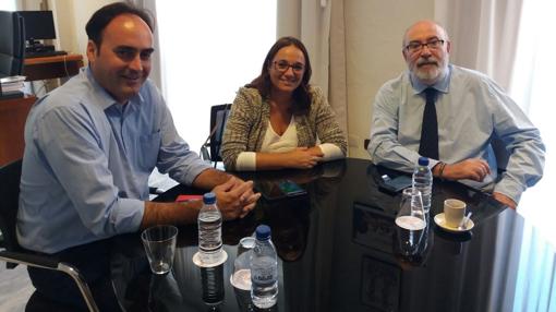 El conseller Manuel Alcaraz, junto a la concejal María José Espuch, este lunes en Alicante