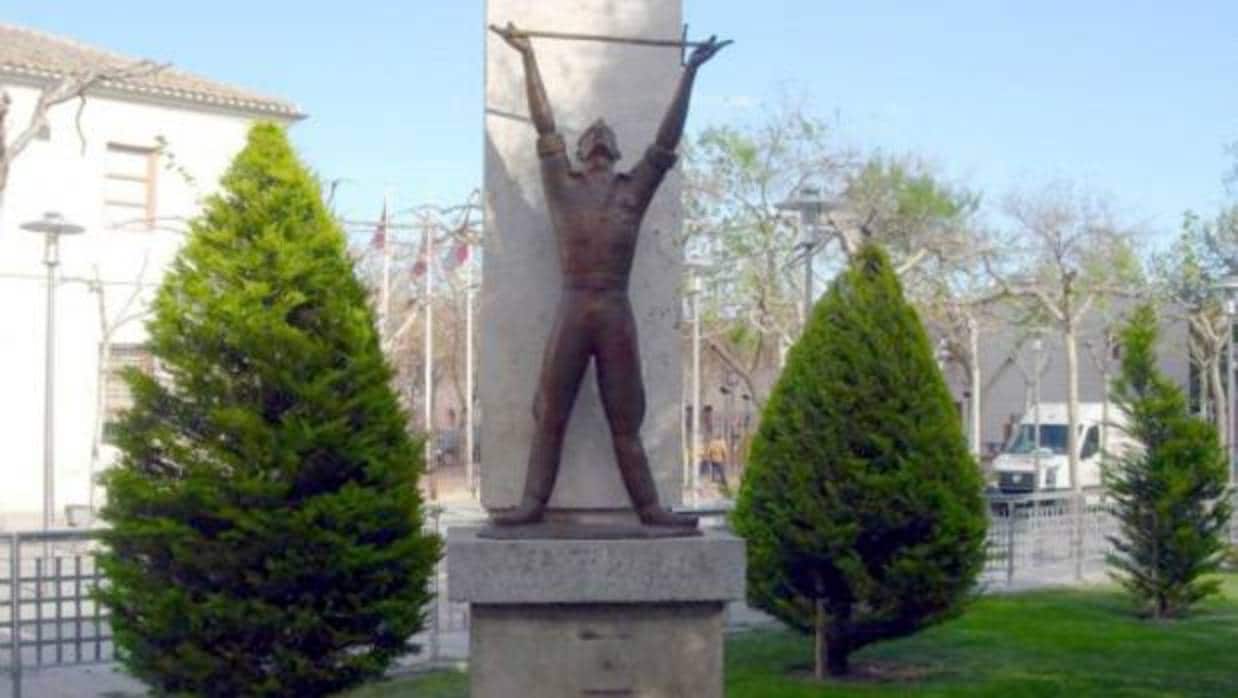 Estatua del Alférez Provisional realizada por Marino Amaya