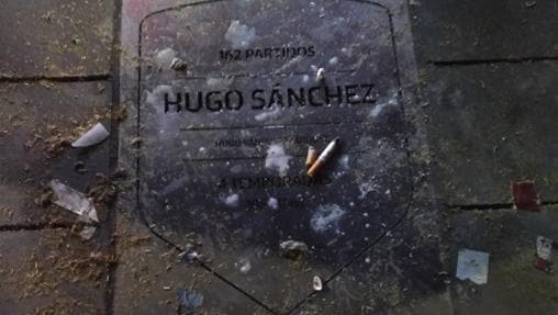 Así quedó la placa de Hugo Sánchez tras el Atlético-Málaga