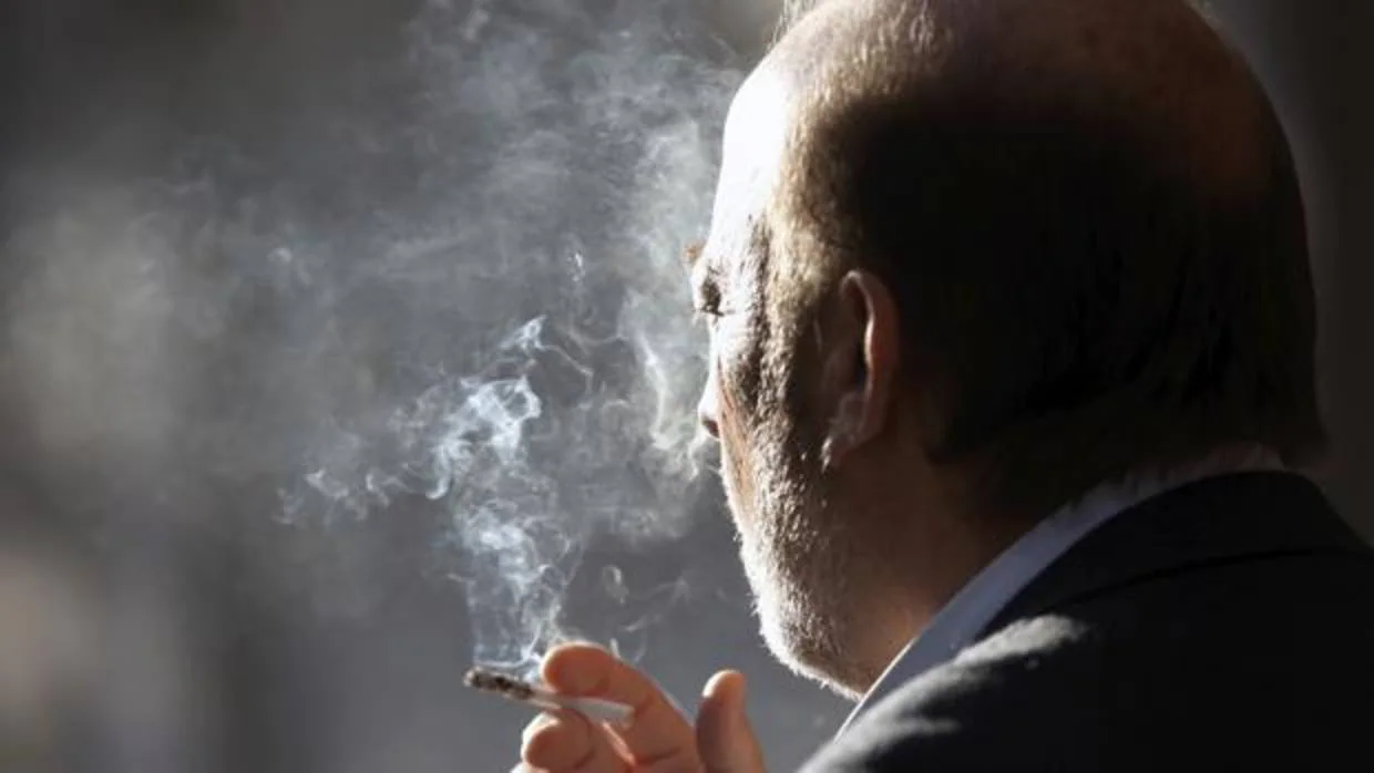 Imagen de archivo de un hombre fumando en la ciudad de Valencia