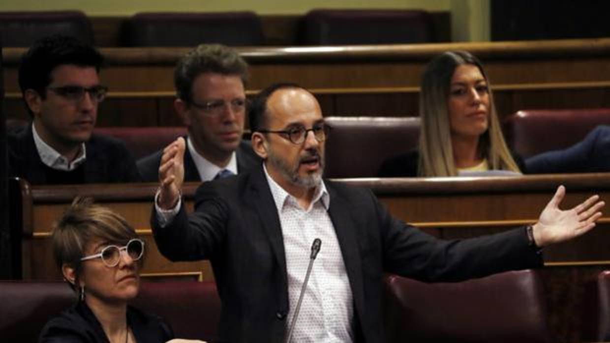 El portavoz del PDeCAT, Carles Campuzano, (dcha) conversa con el ministro de Fomento, Íñigo de la Serna, en el Pleno