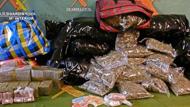 Tres detenidos e incautados más de 133 kilos de droga en la A-4 en solo unas horas