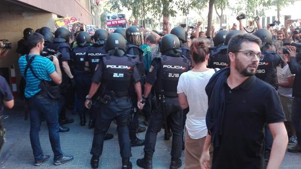 La Policía ha intervenido propaganda del 1-O en la sede de la CUP