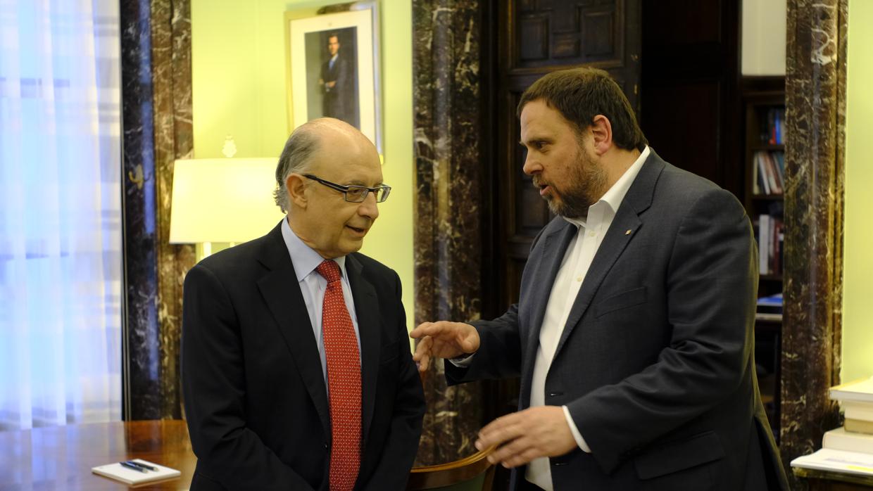El vicepresidente catalán Oriol Junqueras y el ministro Cristóbal Montoro, en una imagen de archivo