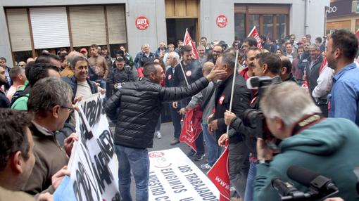 Manifestantes frente a la sede de UGT en Ponferrada