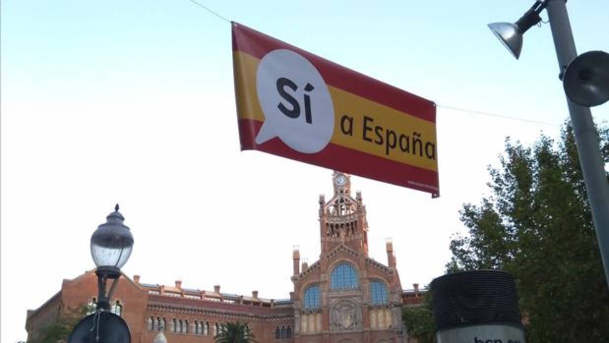 Pancarta situada frente al Hospital de San Pablo de Barcelona