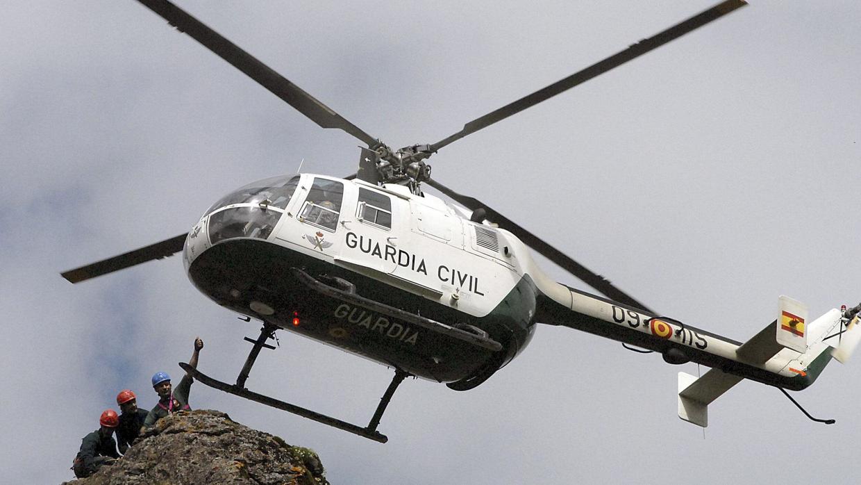 Ejercicio de rescate con apoyo aéreo de la Guardia Civil de Montaña