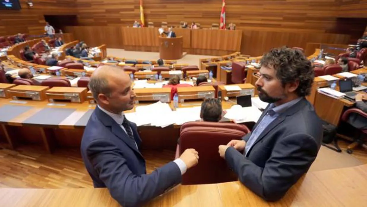 David Castaños (Ciudadanos), conversa con José Sarrión (IU) en el Pleno de las Cortes de Castilla y León