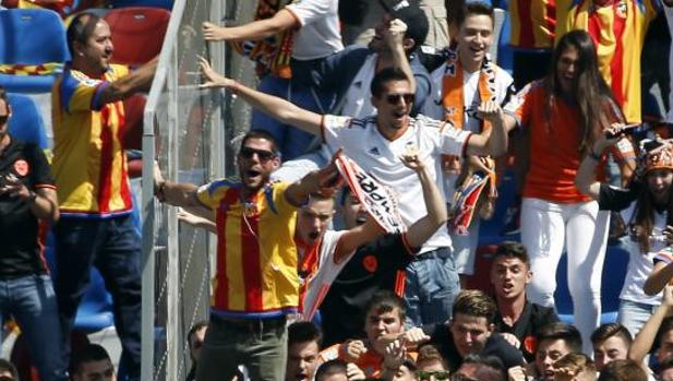 Proponen una multa de 2.500 euros a dos aficionados por tirar bebidas en el partido Levante-Valencia