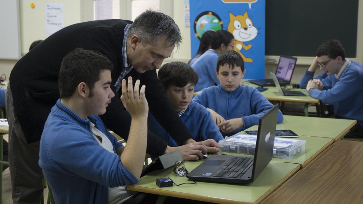 Profesor impartiendo clases en un centro educativo madrileño