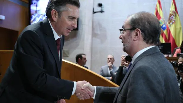 PSOE y PP negocian un pacto para recortar el número de cargos públicos en Aragón