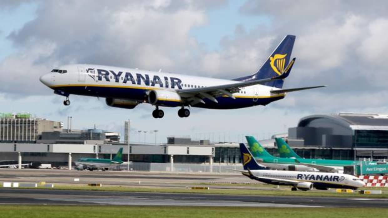 Avión de la aerolínea irlandesa Ryanair, en el aeropuerto de Dublín