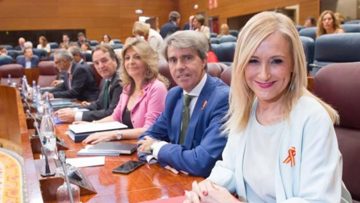 Cifuentes, junto a sus consejeros, hoy en la Asamblea