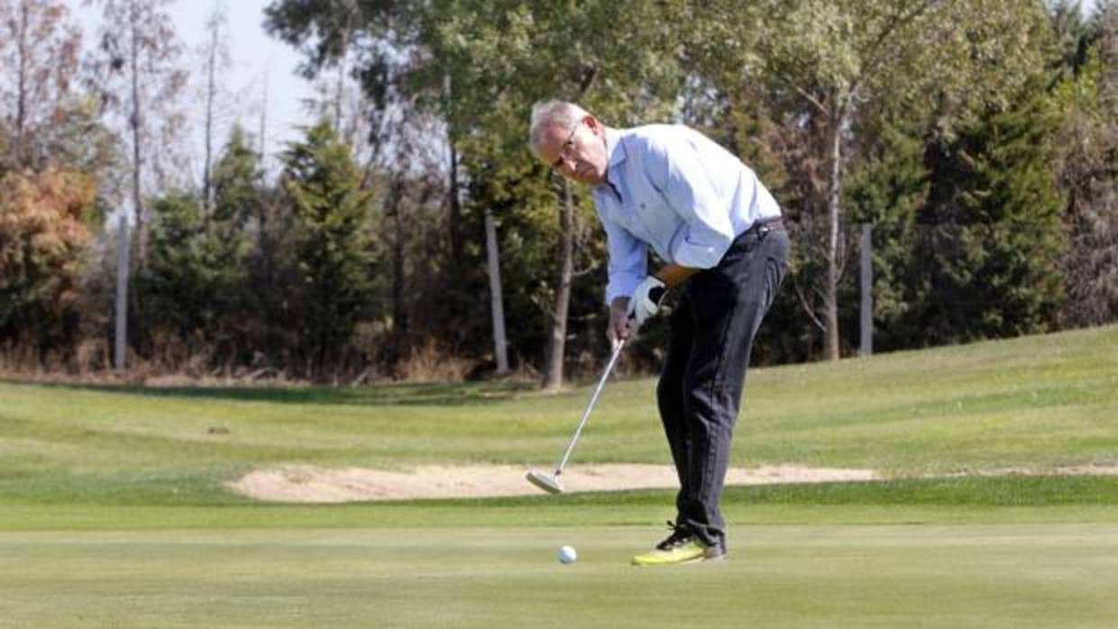José Ángel de la Casa juega con frecuencia al golf «por hobby y por necesidad, por el tema del parkinson»