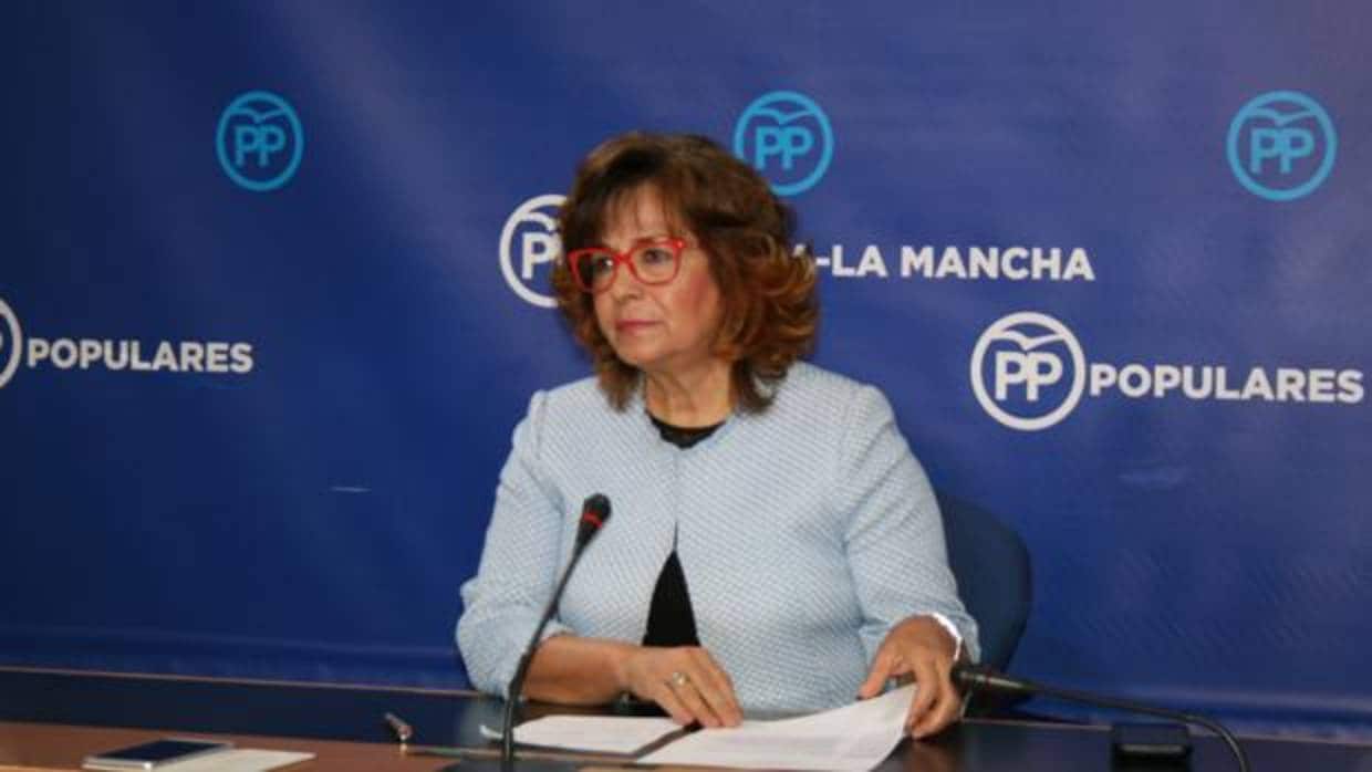 Carmen Riolobos en rueda de prensa en las Cortes regionales