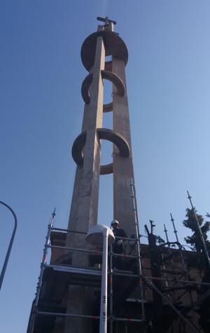El Buen Pastor reforma su torre de cemento armado de 35 metros de alto