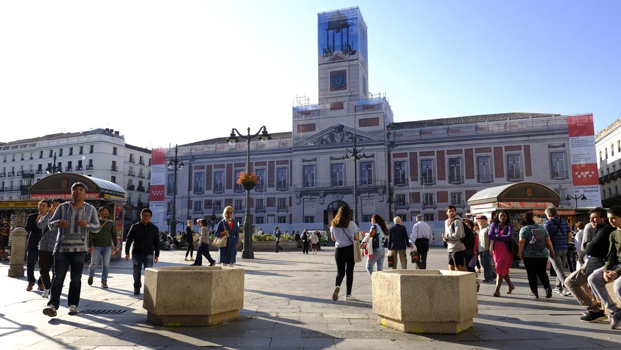 Dos maceteros anti-atentados a la altura de la calle de Preciados, en la Puerta del Sol