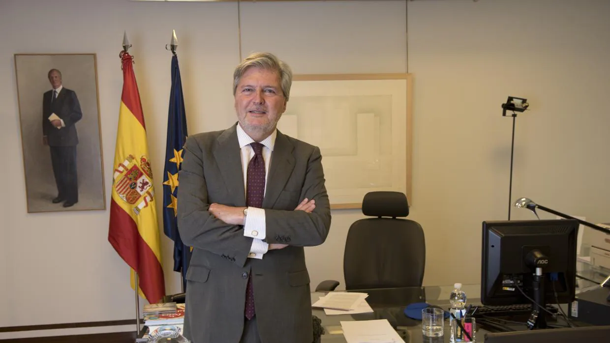 Íñigo Méndez de Vigo, en su despacho en un momento de la entrevista concedida a ABC