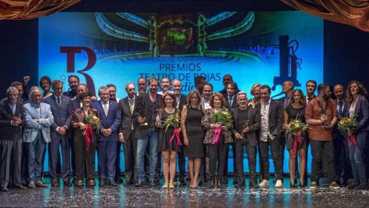 Foto de familia de los ganadores de la edición 2016 junto con las autoridades