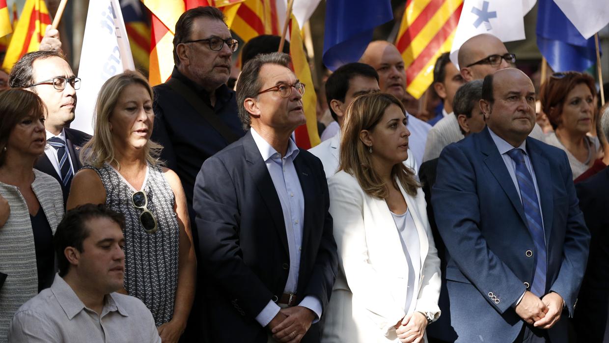 El pasado 11 de septiembre de 2017 , durante la Diada, el ex presidente de la Generalitat de Catalunya Artur Mas (C) y otros miembros de PDeCAT