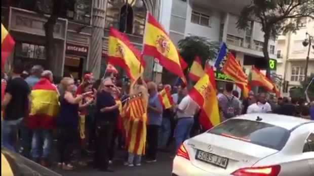 La Policía contiene la tensión en Valencia entre dos actos a favor y en contra del 1-O