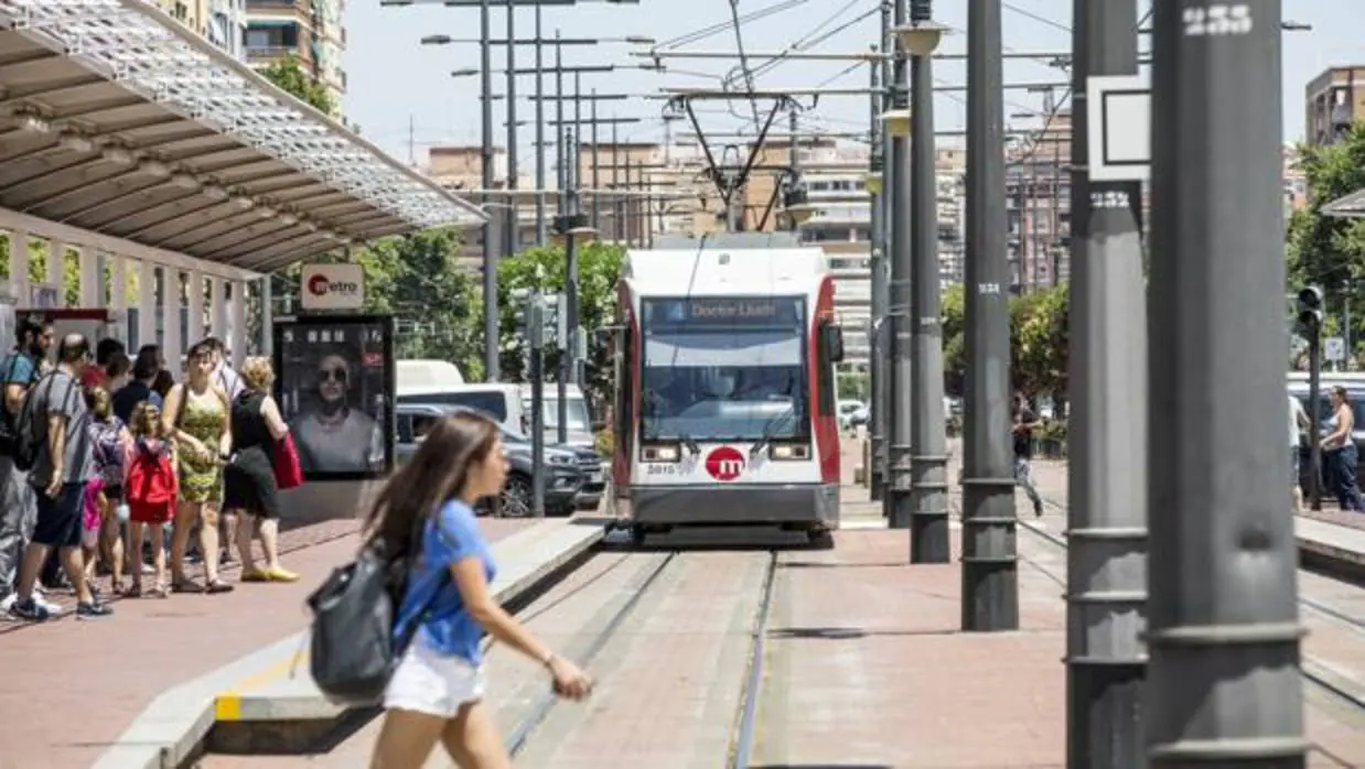 Imagen de una de las unidades del tranvía de la red del Metro de Valencia
