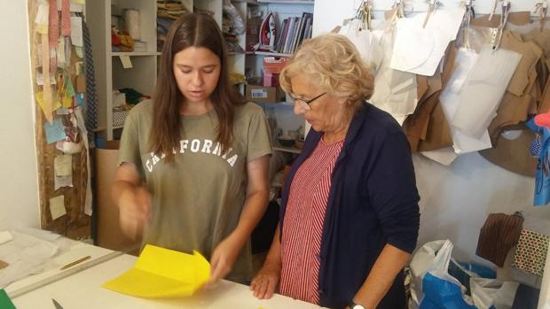 Manuela Carmena, durante una visita a la tienda de Malasaña