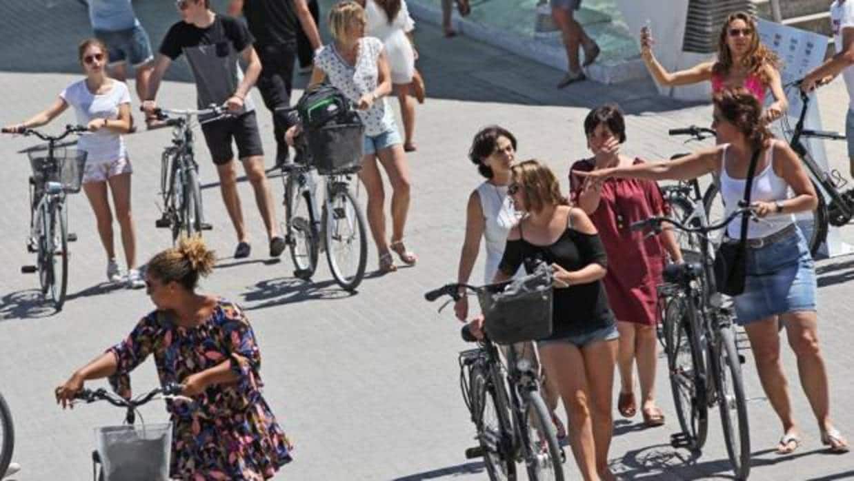 Turistas paseando por la ciudad de Valencia