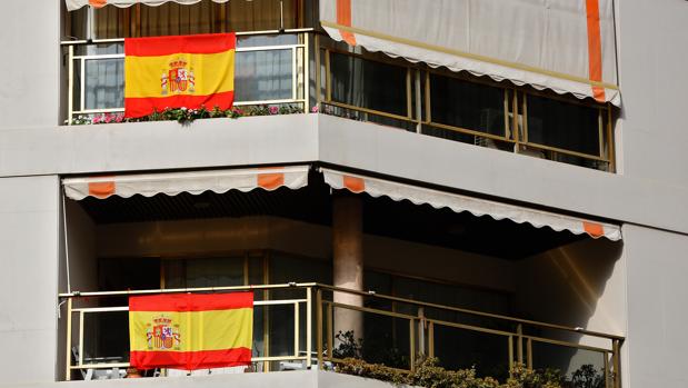 Imagen de las banderas de España tomada este martes en un edificio del centro de Valencia