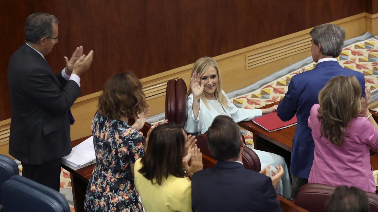 Diputados del PP aplauden a Cristina Cifuentes tras su intervención en el Debate sobre el Estado de la Región