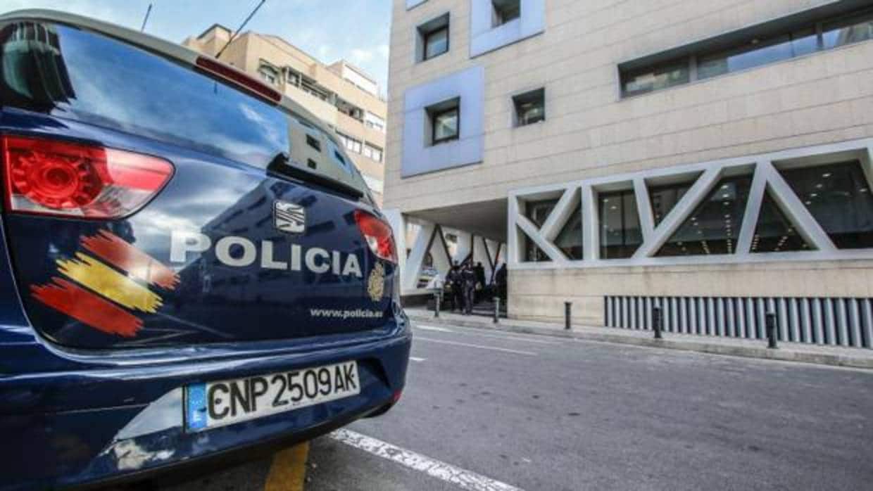 Un coche de la Policía Nacional junto a la Comisaría Provincial de Alicante