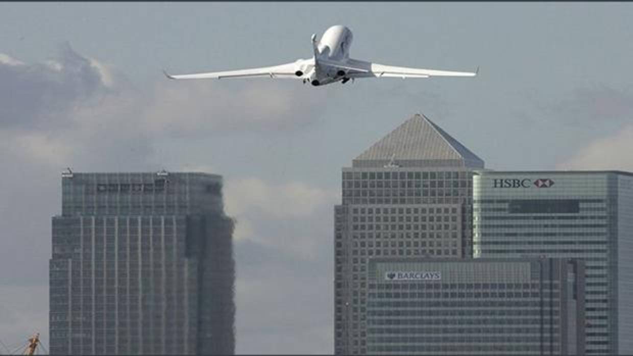 Un avión saliendo del aeropuerto urbano, en Canary Wharf , Londres
