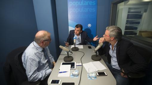 Fernando Martínez Maillo, con Luis Jaramillo y José Luis Martín, ayer en la sede del PP en Génova