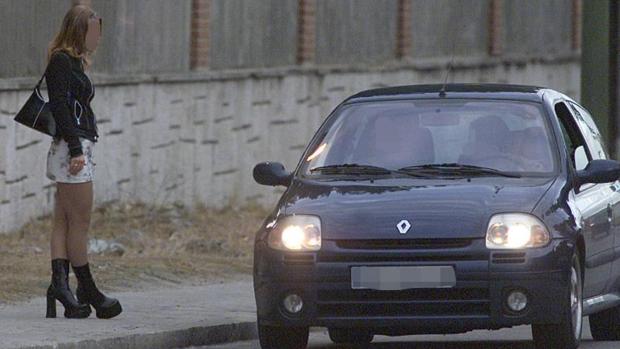 Detenido por lanzar de un coche en marcha a una prostituta a la que robó 4.000 euros