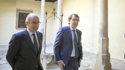 Javier Iglesias y Fernández Mañueco, durante la visita al edificio