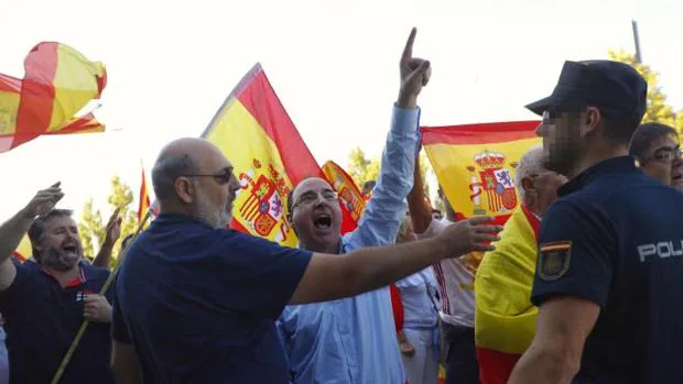 Centenares de personas increparon a los particiopantes de la samblea de Podemos en Zaragoza