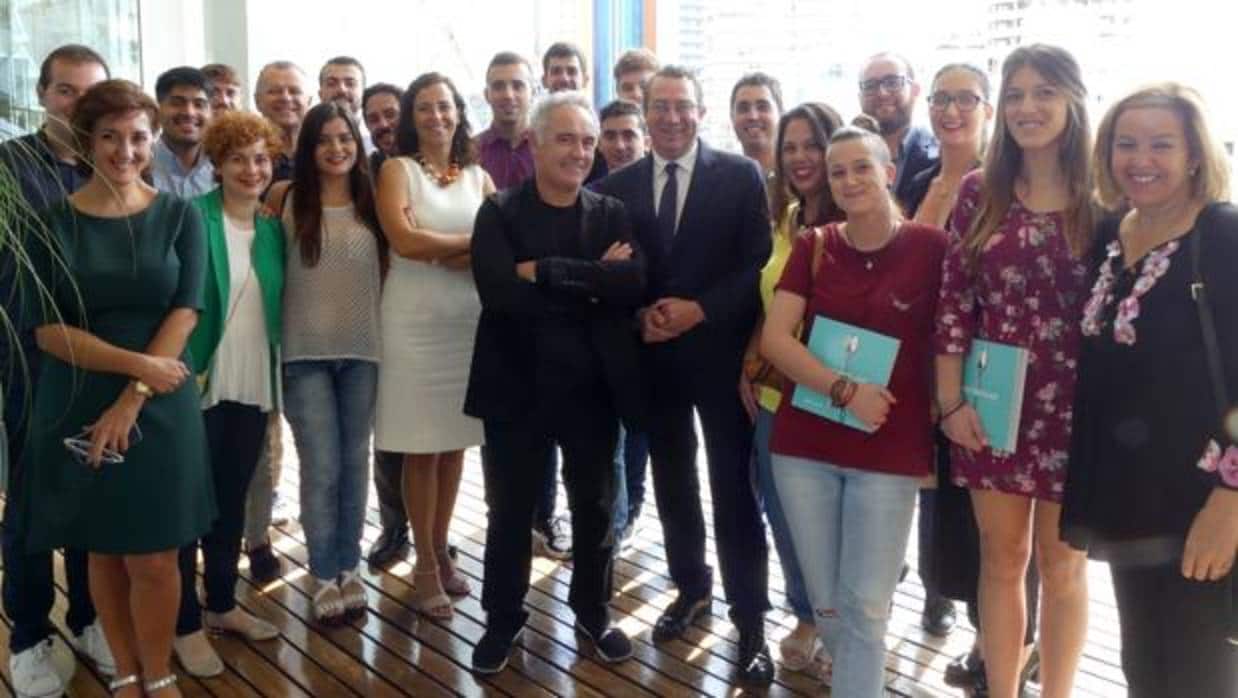 Ferran Adrià con el alcalde y asistentes a la presentación de su guía, este miércoles en Benidorm