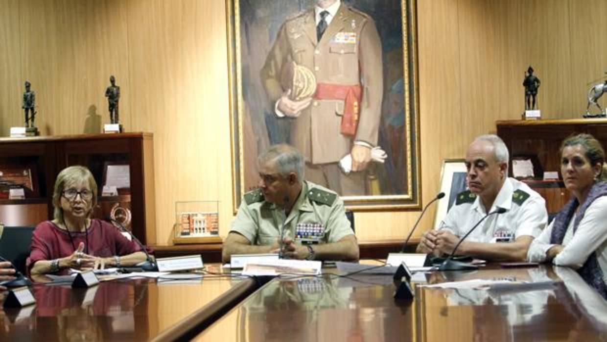 María Dolores de Mendoza, junto al general Antonio Rajo y al comandante Celio Crespo