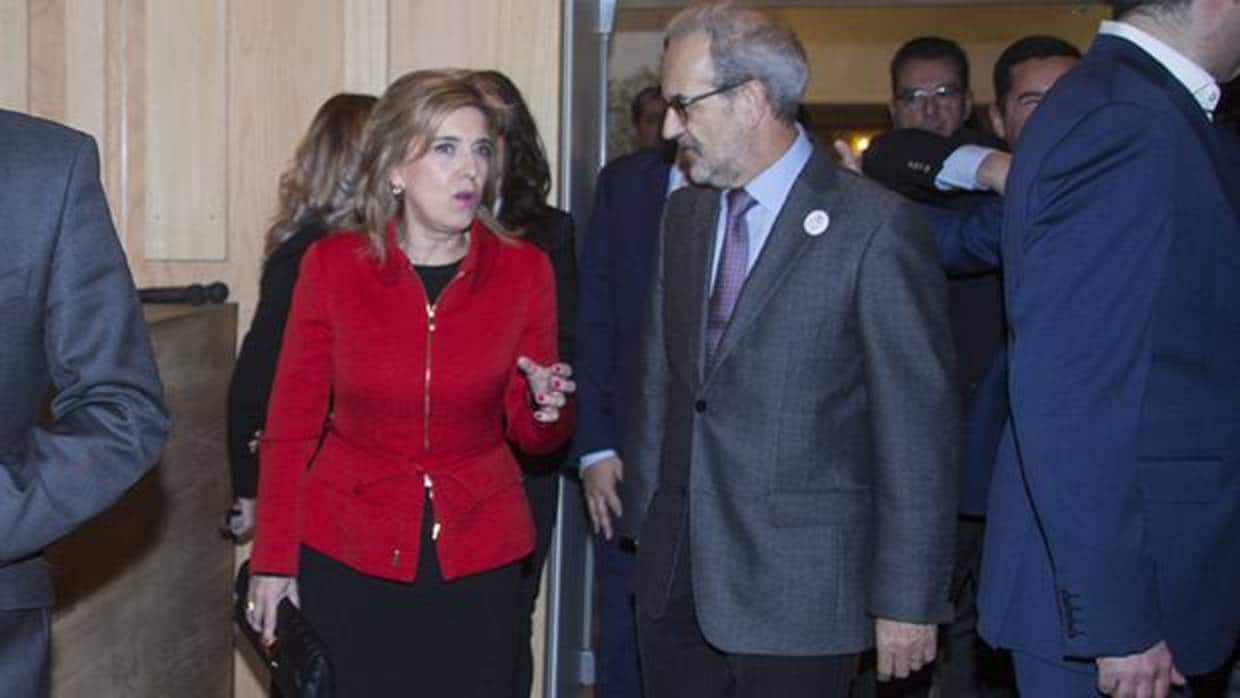 La delegada del Gobierno, María José Salgueiro, y el rector de la Usal, Daniel Hernández Ruipérez, en una imagen de archivo