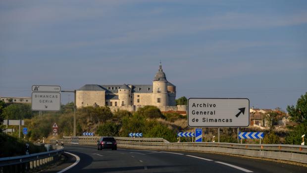 Ayuntamiento, partidos y vecinos de Simancas quieren evitar que el tercer carril de la A-62 divida el pueblo