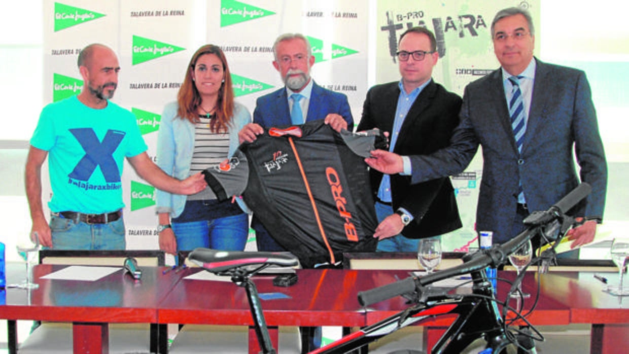 El alcalde Jaime Ramos, con los organizadores de la carrera