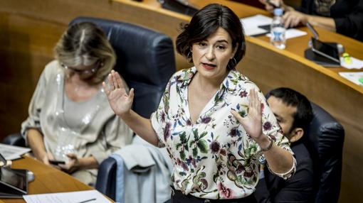 Carmen Montón responde a las críticas del PP