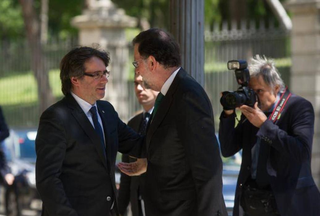 Saludo entre Puigdemont y el presidente del Gobierno, Mariano Rajoy