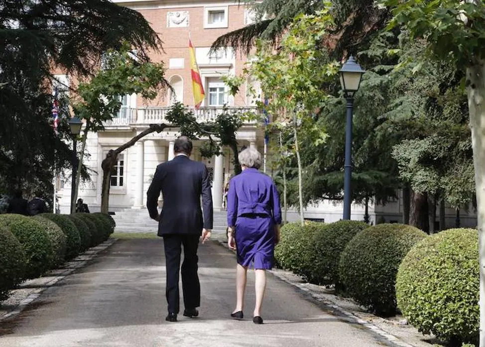 Theresa May junto a Mariano Rajoy en el Palacio de La Moncloa