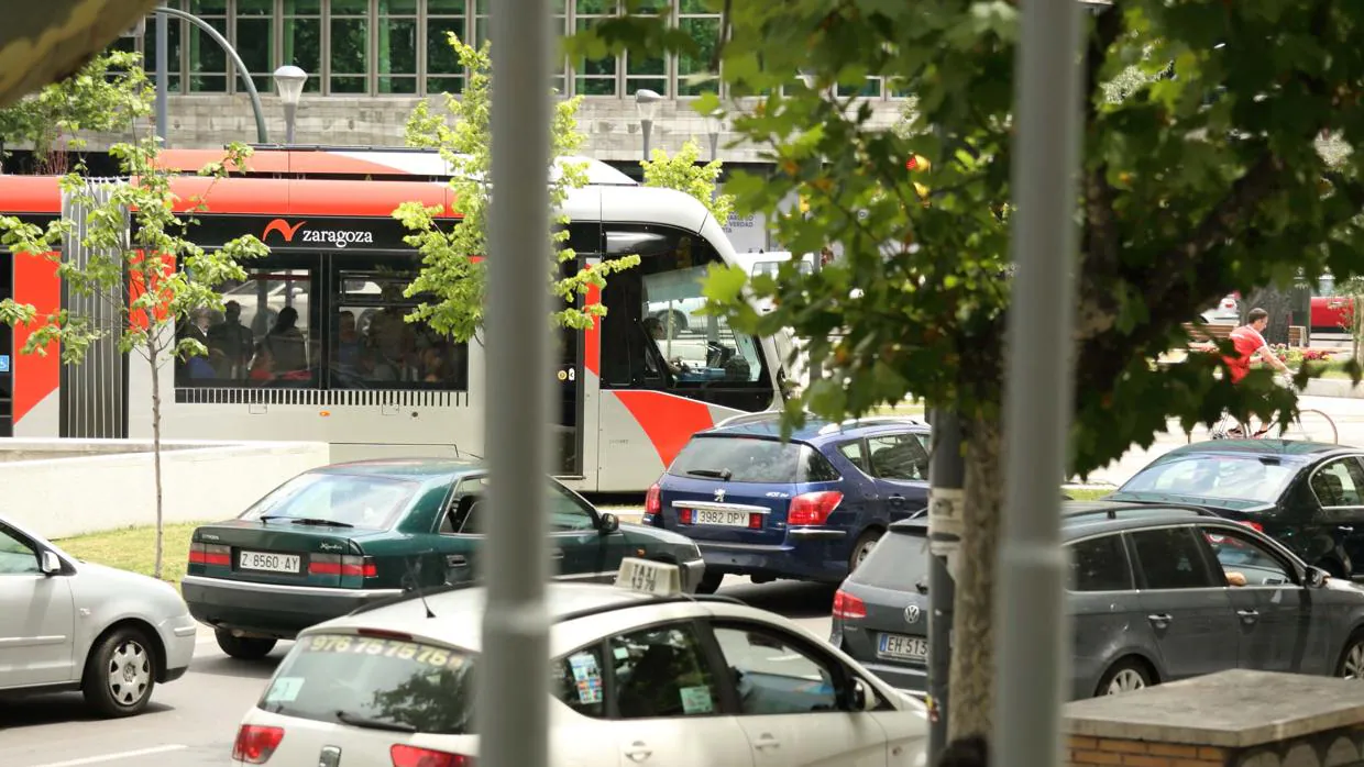 Un tranvía cruzando el centro de Zaragoza rodeado de coches
