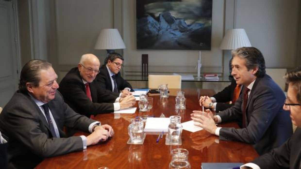 Imagen de archivo de una reunión de De la Serna con Vicente Boluda y Juan Roig en el Ministerio de Fomento