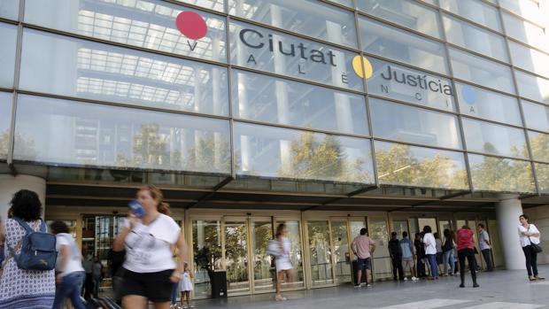 Condenan a cuatro años de cárcel a una exsocia de Broseta por estafar 4,6 millones al despacho