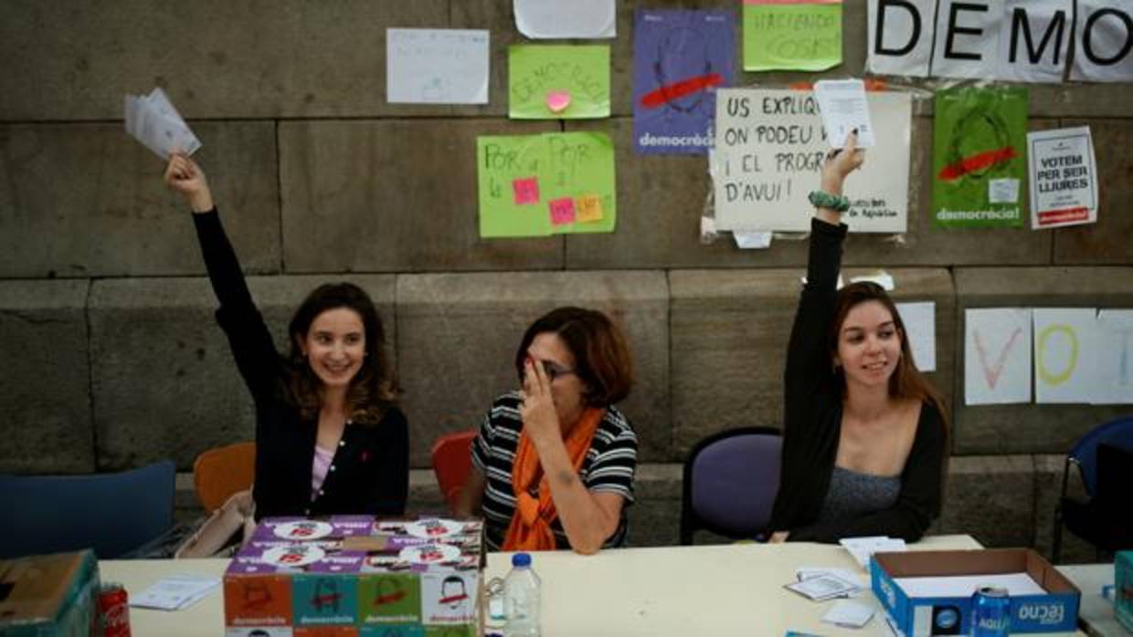 Estudiante reparten papeletas para el referéndum