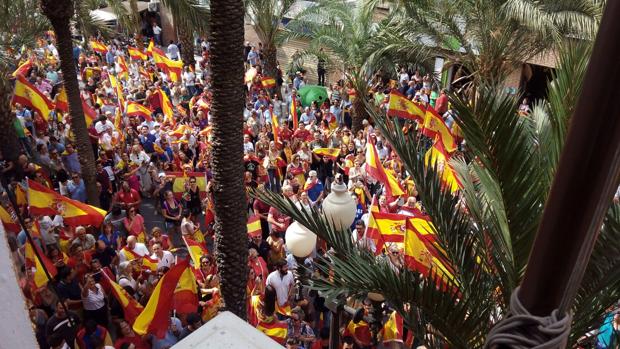 Vídeo: Miles de personas ondean banderas de España ante la Guardia Civil de Alicante al grito de «No estáis solos»