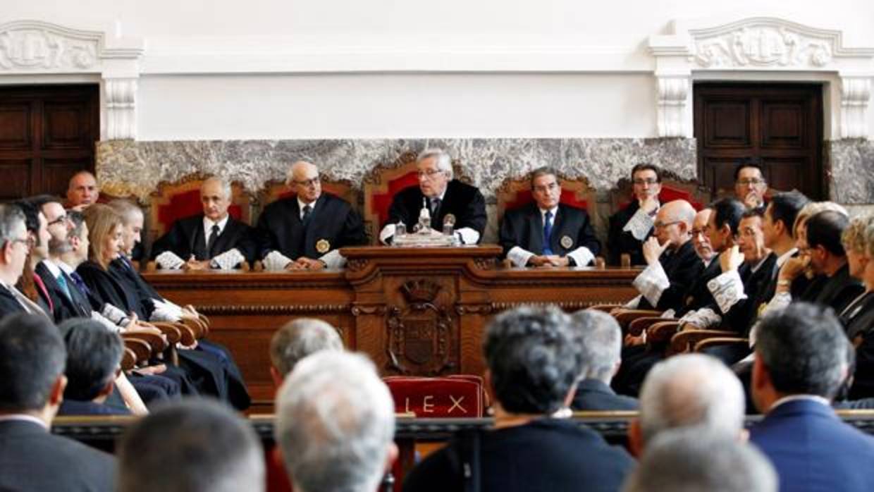 Imagen del acto de apertura del año judicial celebrado ayer en el Palacio de la Justicia, con Cádenas al frente